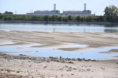 ドナウ川で記録的な水位低下 原発停止や船の運航停止相次ぐ
