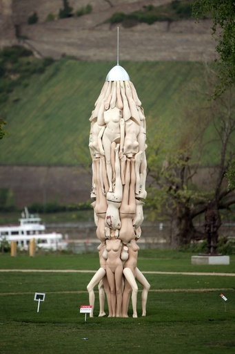 ロケット？女性マネキンでできた作品、独彫刻イベント