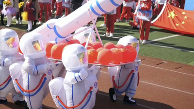 中国江西省の小学校の運動会、入場行進に「宇宙服」も