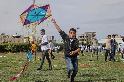 【今日の1枚】3.11犠牲者への哀悼、たこに載せて パレスチナ自治区