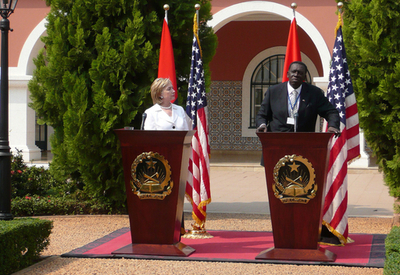 クリントン米国務長官、アンゴラ大統領に一層の民主化を求める