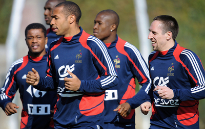 アンリとドメネク監督 ファンに後押しを直訴、W杯予選