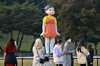 「イカゲーム」のヨンヒ人形、ソウルの公園に登場 韓国