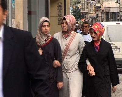 【動画】トルコ憲法裁「スカーフ着用解禁」に違憲の判断、与党AKP解体の予兆か