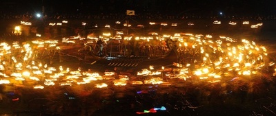 燃え盛る、北欧バイキングの火祭り 英シェトランド諸島