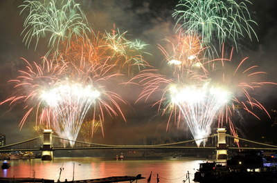 ブダペストの夜空彩る花火、ハンガリー建国記念日