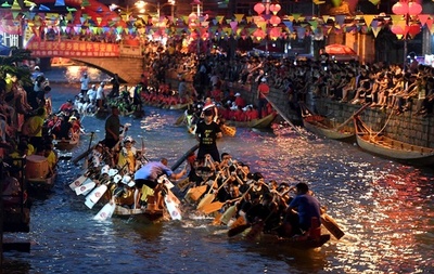 明かりの下で競い合う、夜のドラゴンボートレース 福建・福州