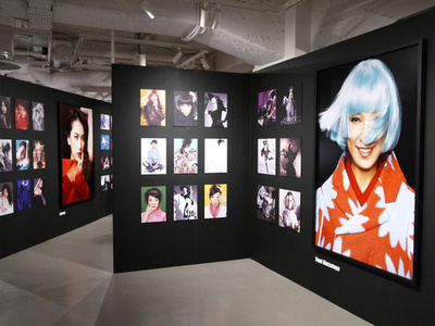 レスリー・キー個展「モード・アンド・ミューズ」に12組の美女