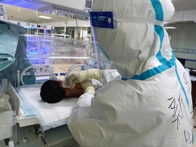 生後20日のコロナ感染赤ちゃんが退院 中国・海南省