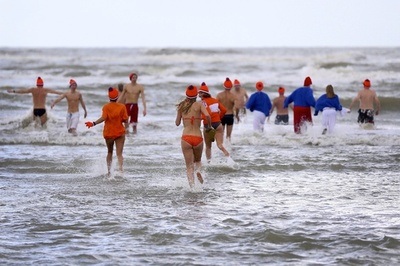 新年祝うイベントに向け練習中、初冬の北海で寒中水泳