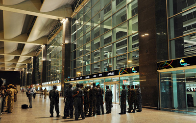 笑顔を減らせ！空港警備の武装警察官に命令 インド