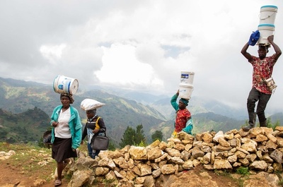 【今日の1枚】ギャング避けて険しい山道を歩く行商人 ハイチ