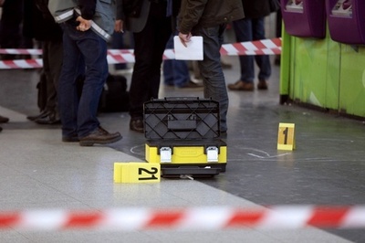 仏パリで何者かが対テロ警戒パトロール中の兵士を刺して逃走