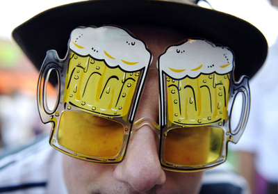 ビール愛はサングラスにまで、独オクトーバーフェスト