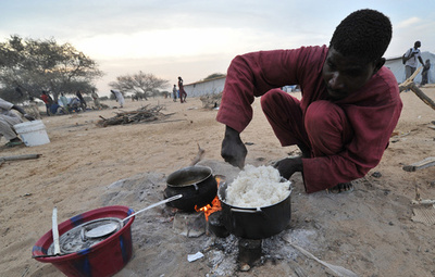 中国から密輸の「プラスチック米」102袋押収、ナイジェリア