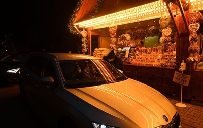 ドライブイン方式で コロナ禍のドイツ恒例クリスマス市