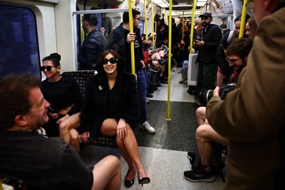 今冬も下着で乗車… 英ロンドンで「ノーパンツデー」