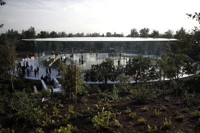 アップルが新本社併設の「スティーブ・ジョブズ・シアター」お披露目 米