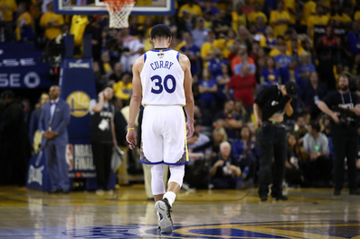 カリーが左手骨折、不振のウォリアーズにさらなる痛手