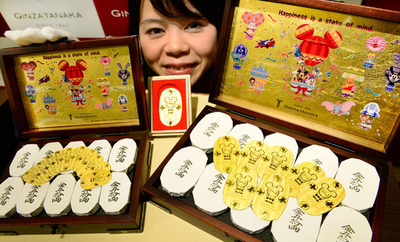 ディズニー純金製小判、銀座の貴金属店