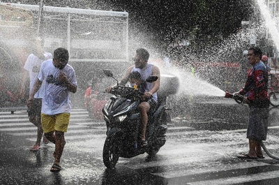 大人も子どももずぶぬれに、聖ヨハネ水かけ祭り フィリピン