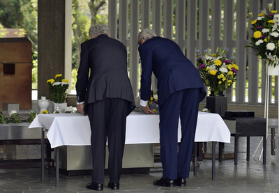 米国務長官らが千鳥ヶ淵墓苑で献花