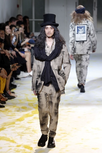 ストールやハットをアクセントに、「ヨウジヤマモト」15年春夏メンズ