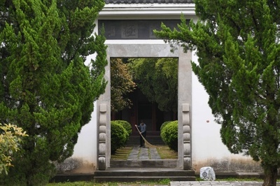 【写真特集】現代の「守り人」たち 墓、長城、名木を次世代に伝える