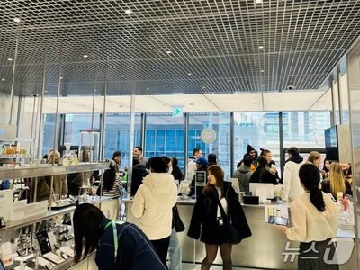 外国人客で連日大行列…オリーブヤング聖水店、K-ビューティ体験の聖地に