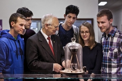 「世界一長いラボ実験」の教授が死去、1927年に実験開始