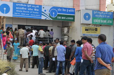 突然の高額紙幣廃止、再開した銀行に長蛇の列 インド