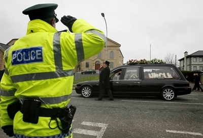 英警官殺害で17歳少年を起訴、裁判へ 北アイルランド