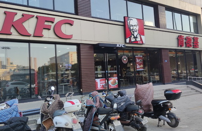 中国のKFC限定フィギュアが争奪戦 1人で106セット注文も