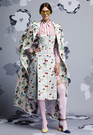 鮮やかなフローラルパターン、「トム ブラウン ニューヨーク」15年リゾートコレクション