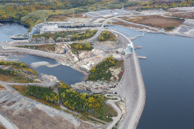 完成間近のケベック水力発電ダム、地元民には葛藤も