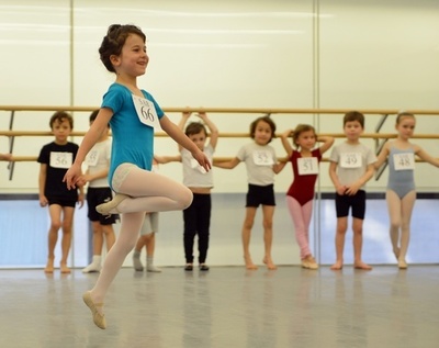 米著名バレエスクールで入学審査、6歳児100人が挑戦