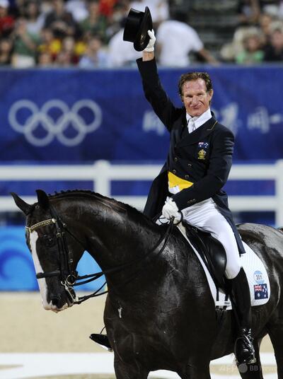 豪の元五輪馬術選手に資格停止処分、馬を鞭打つ動画で