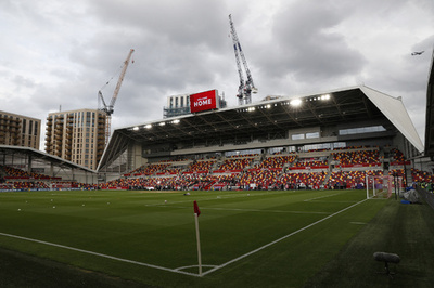 ブレントフォード対ウルブス戦が一時中断、上空にドローン飛行で