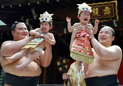 泣き相撲、健やかな成長願う 東京・雪ヶ谷八幡神社