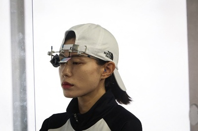 ネットで話題の韓国射撃選手、会見中に倒れ病院搬送