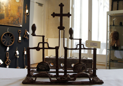 「最後の処刑人」の拷問器具コレクション、非難殺到で競売中止に 仏