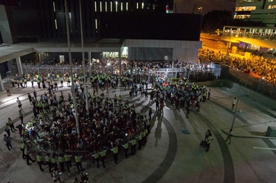 香港の民主化要求する学生ら、行政府庁舎の敷地に入る 6人拘束