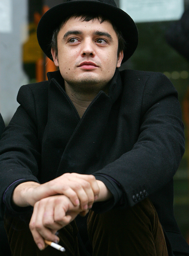 ピート・ドハーティー、麻薬所持の容疑で逮捕か - 英国