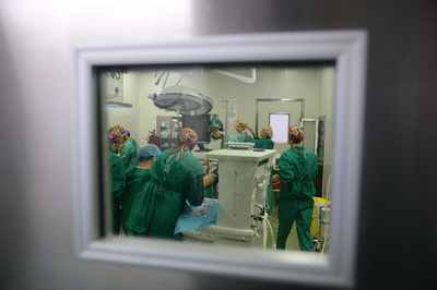 中国「笑気ガス」事件で初めて起訴　容疑者2人が違法経営