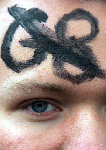 G8首脳会議の開幕を前に新たな衝突発生