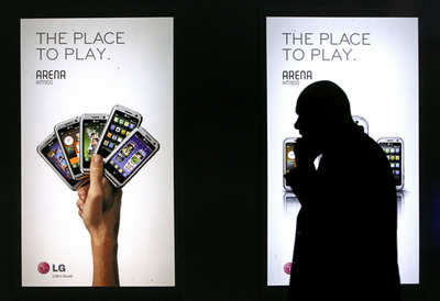 携帯メーカー約20社、標準充電器の生産へ