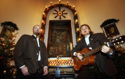 「きよしこの夜」村の歌から世界のクリスマス・ソングへ