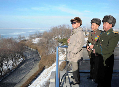 北朝鮮の金総書記、3軍合同訓練を視察 異例のメディア報道