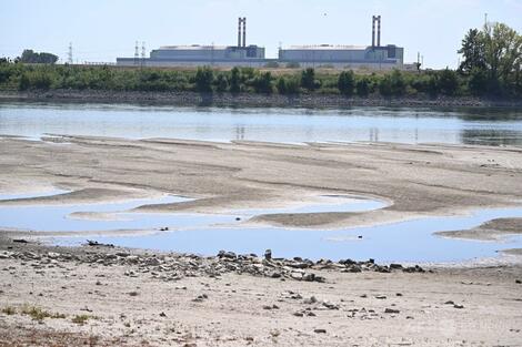 ドナウ川で記録的な水位低下 原発停止や船の運航停止相次ぐ