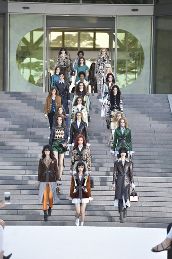 「ルイ・ヴィトン」滋賀県で新作クルーズコレクション発表